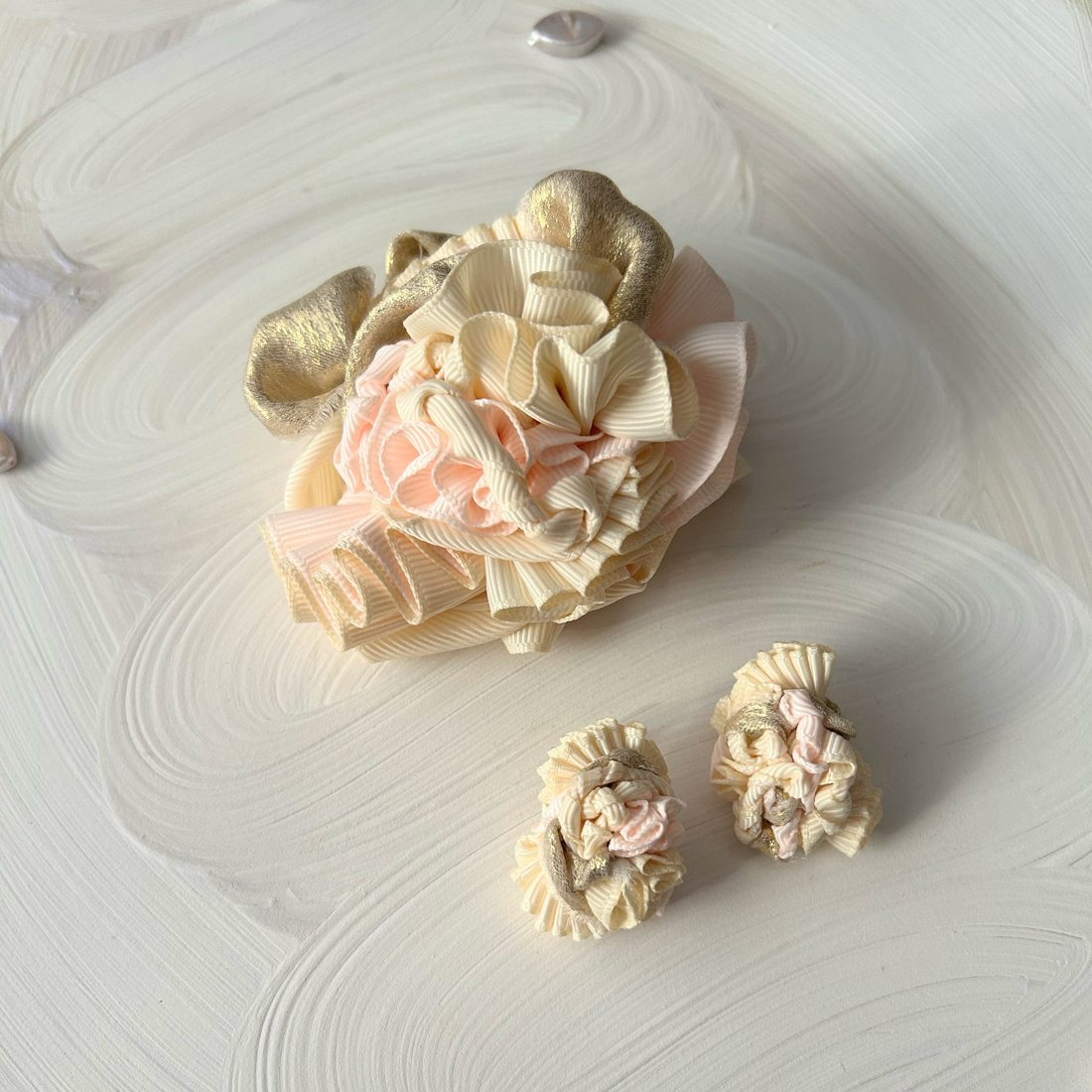 コサージュとお揃いのピアス「オモイキノママ」