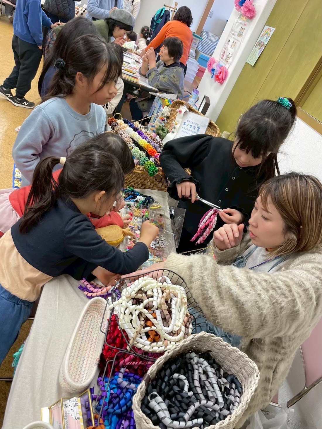 ワークショップで子どもたちとくるくるリボンを作る様子